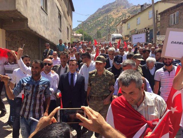 Şırnaklılar darbeye karşı yürüdü