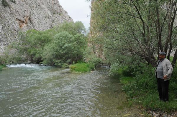Suya düşen eşini kurtarmak isterken boğuldu