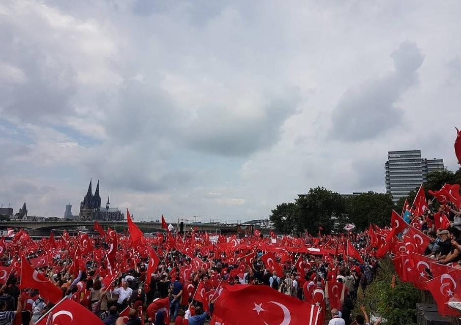 Avrupalı Türkler'den Köln'de demokrasi mitingi