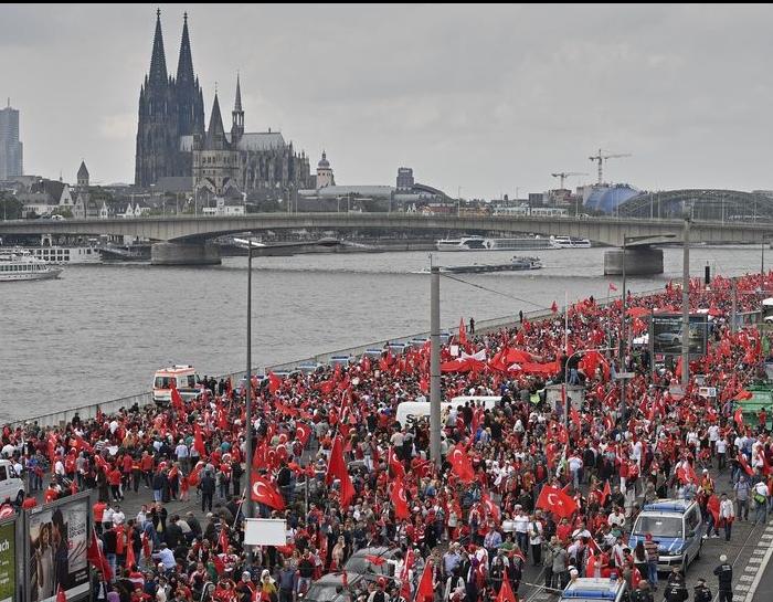Avrupalı Türkler'den Köln'de demokrasi mitingi