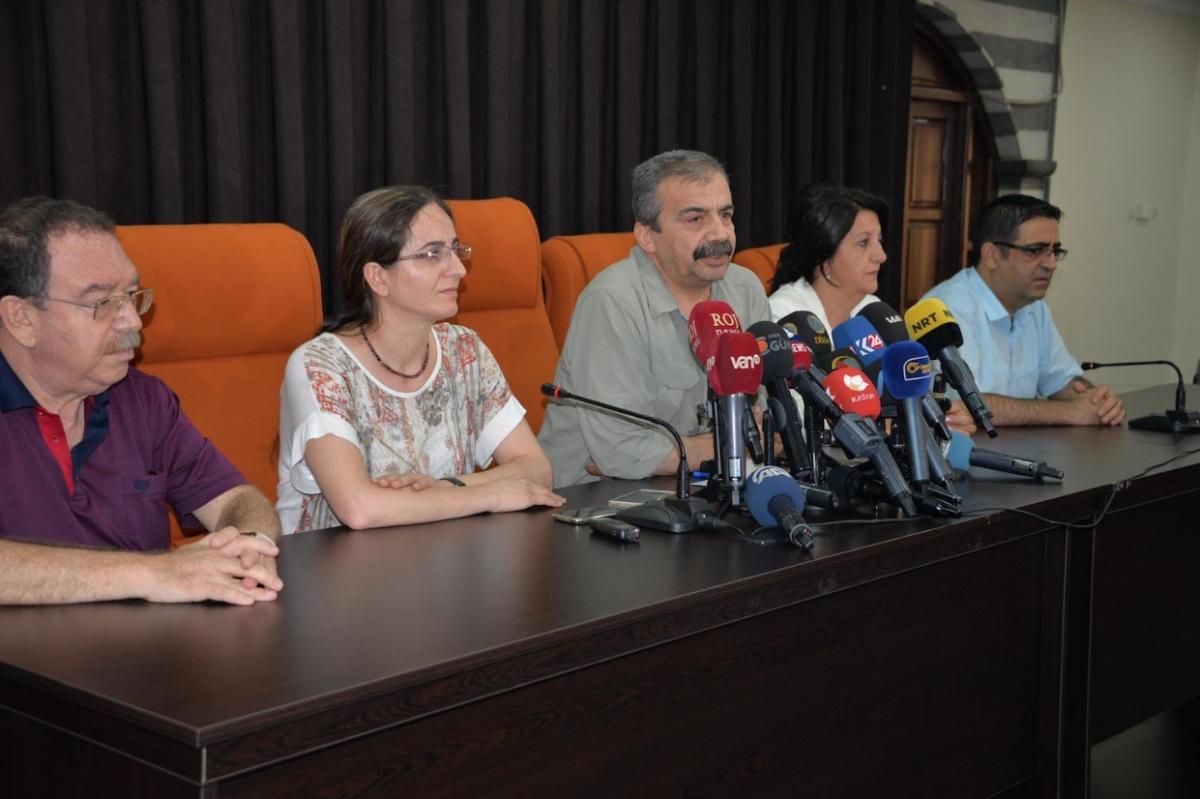 İmralı Heyeti Öcalan'la tehdit etti
