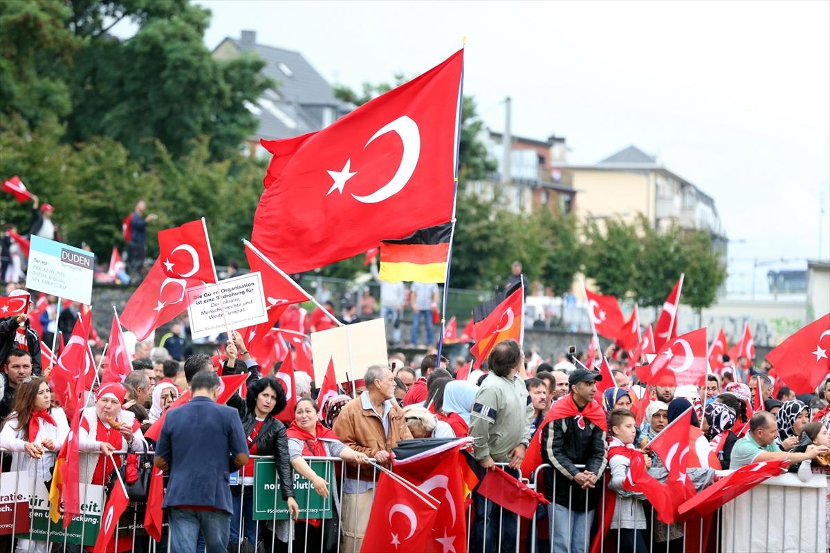 Avrupalı Türkler'den Köln'de demokrasi mitingi
