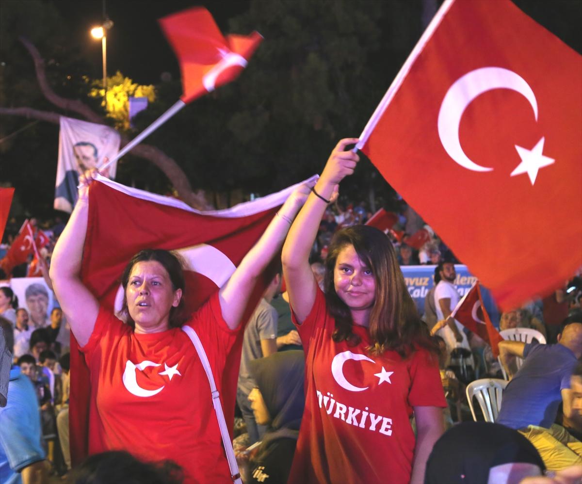 Demokrasi nöbetleri devam ediyor