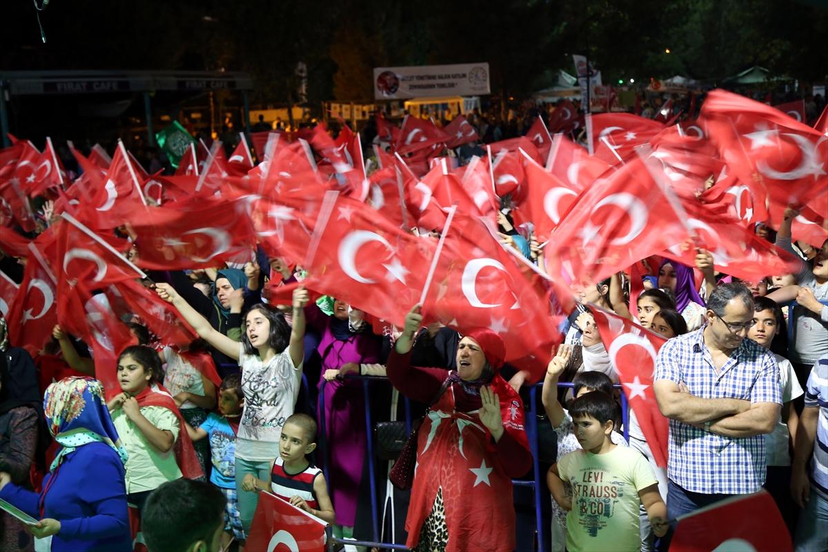 Demokrasi nöbetleri devam ediyor
