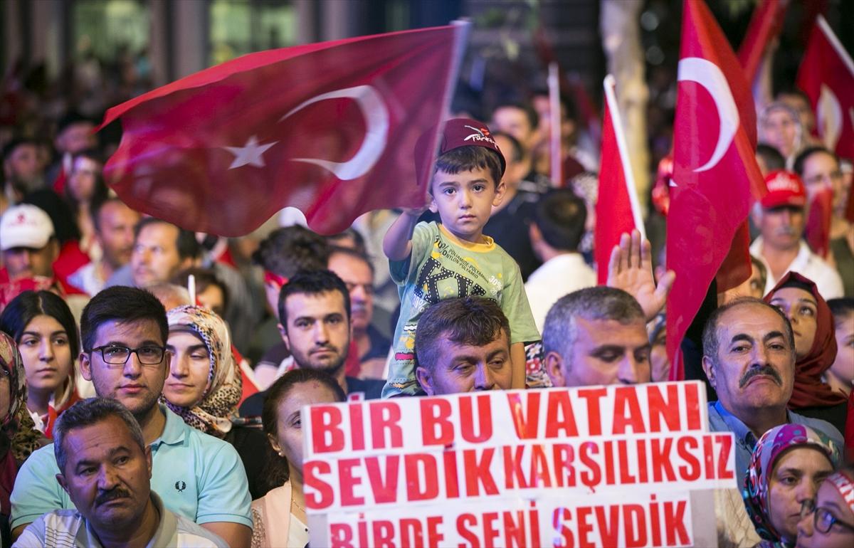 Demokrasi nöbetleri devam ediyor