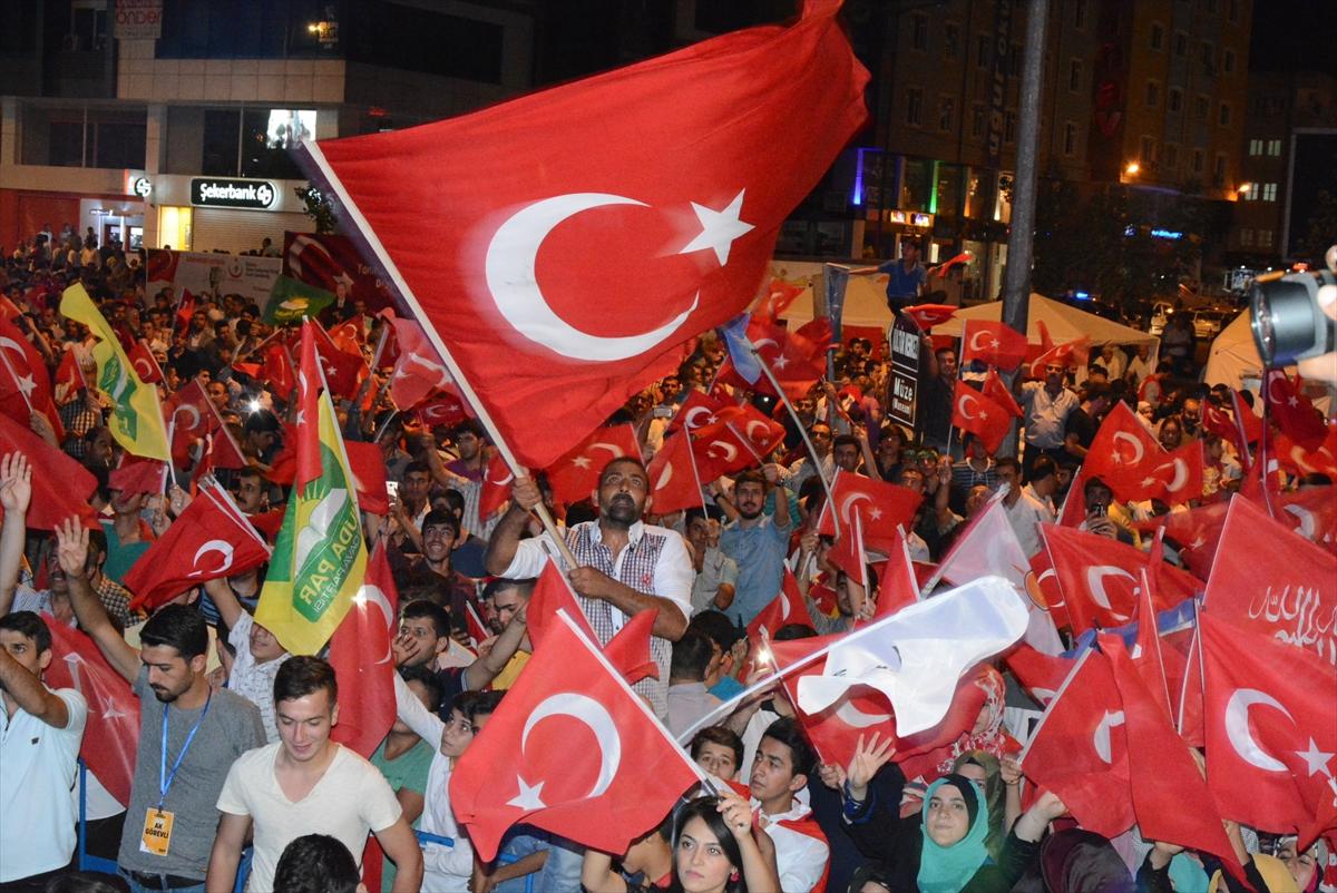 Demokrasi nöbetleri devam ediyor