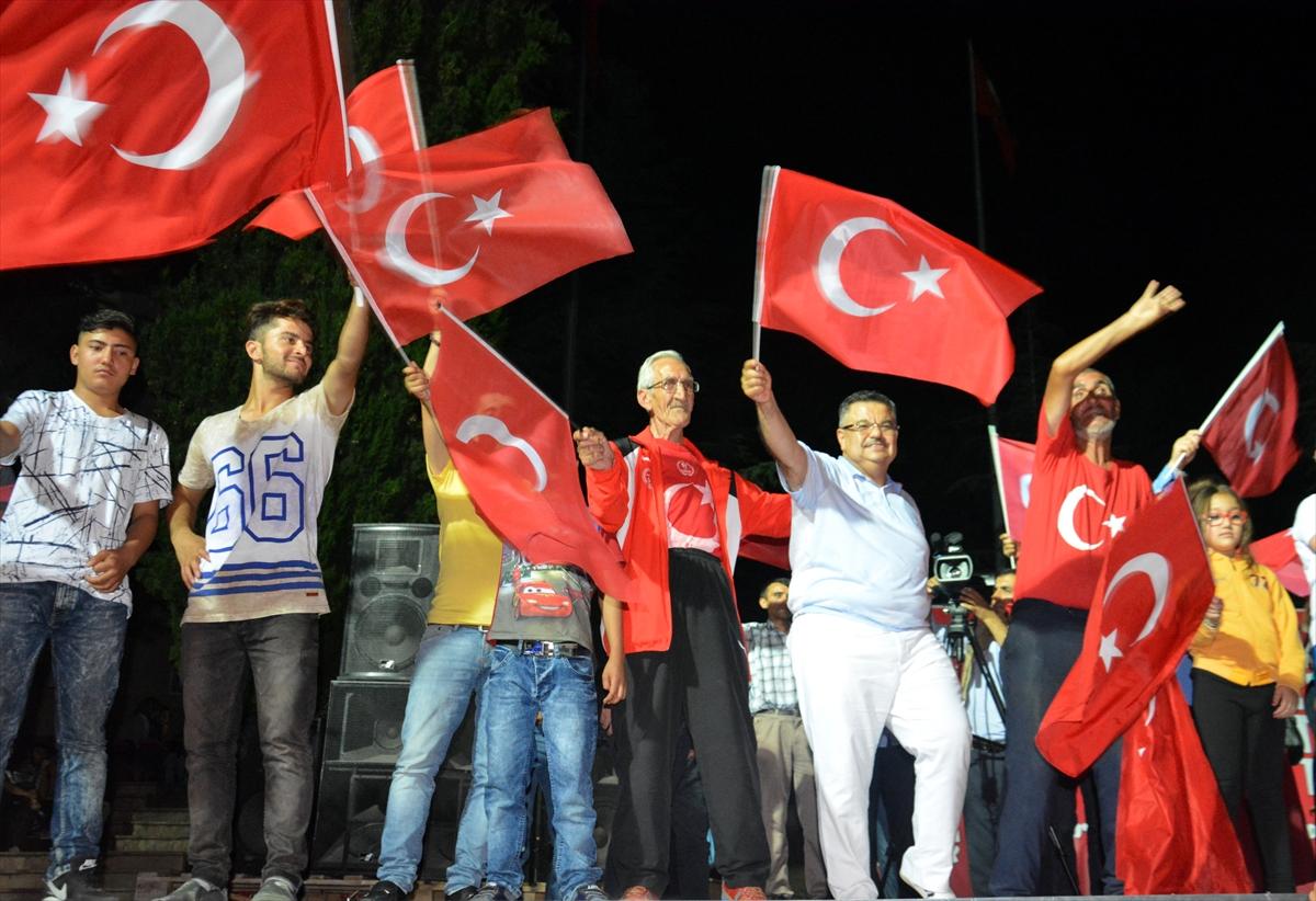 Demokrasi nöbetleri devam ediyor