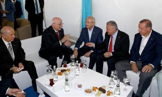 Miting öncesi liderlerin samimi sohbeti