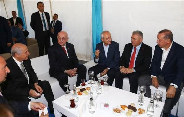 Miting öncesi liderlerin samimi sohbeti