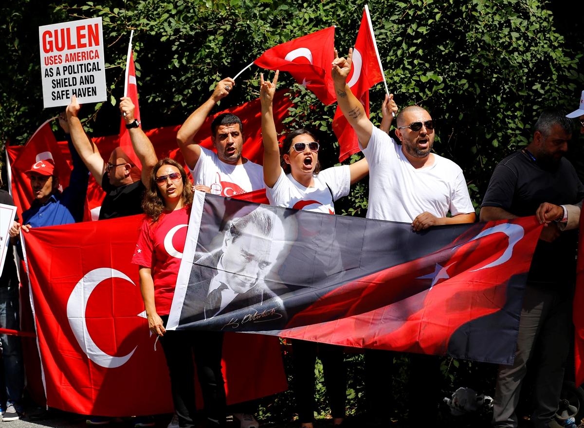 Pensilvanya'da FETÖ protestosu