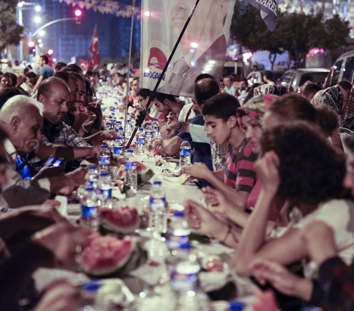 Demokrasi nöbetini şükür orucuyla bitirdiler