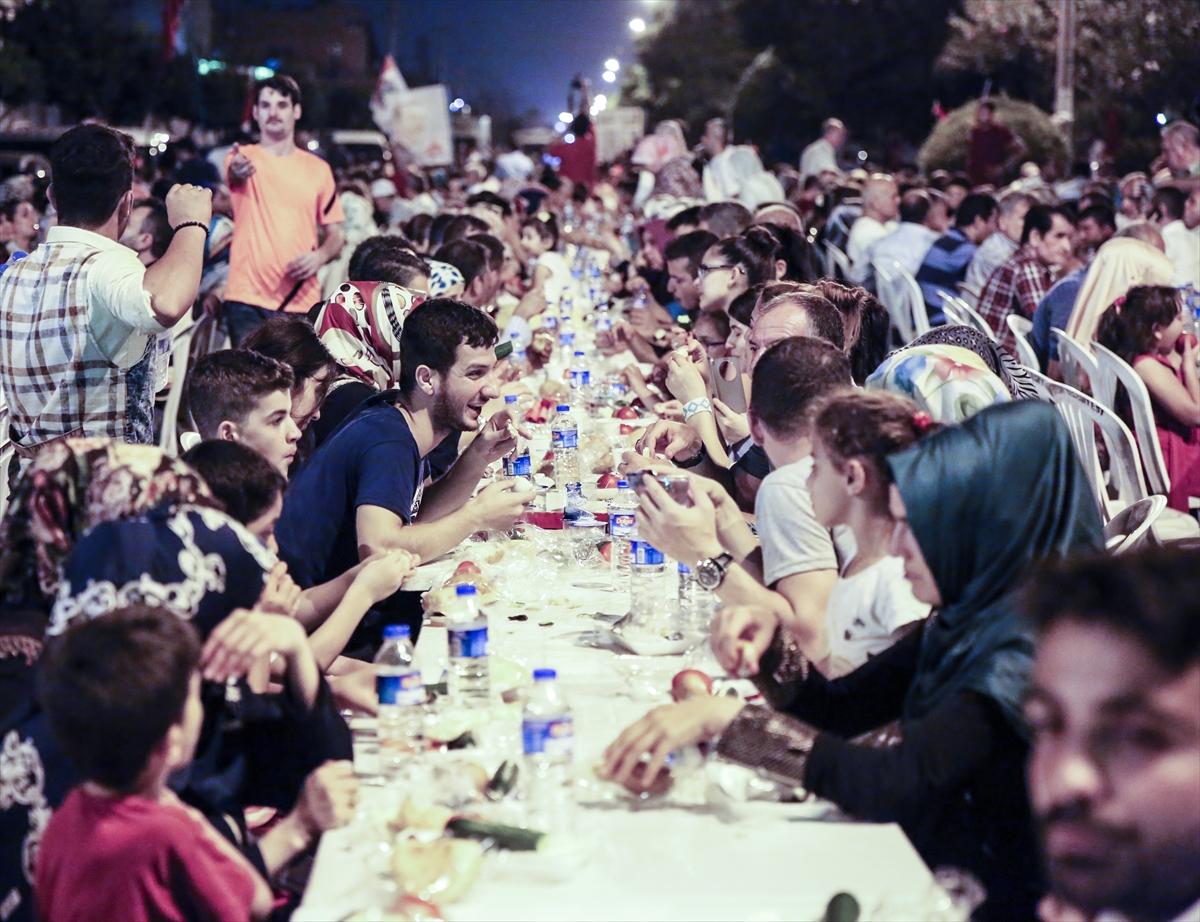 Demokrasi nöbetini şükür orucuyla bitirdiler