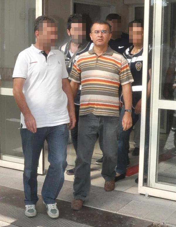 FETÖ'cü polis müdürü polisleri görünce dolarları balkondan attı