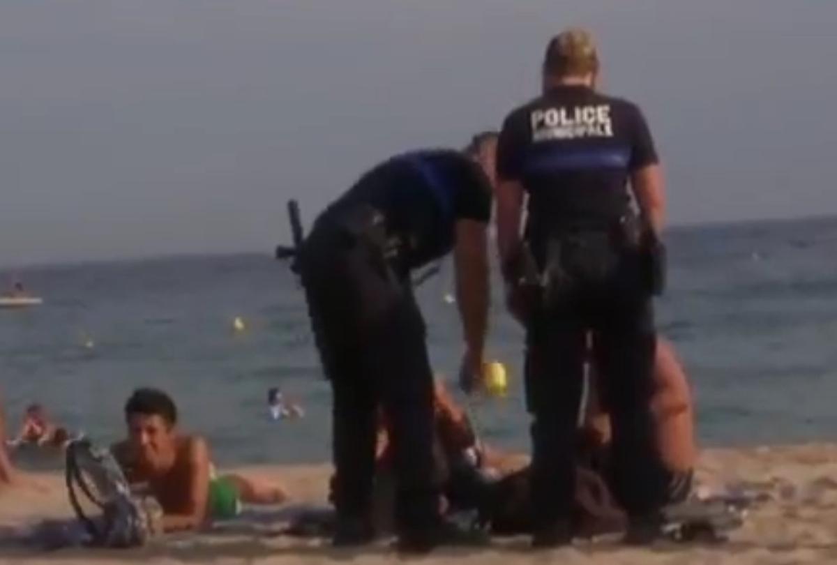 Fransa'da sahillerde asker - polis kol geziyor