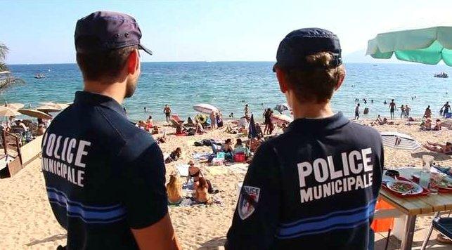 Fransa'da sahillerde asker - polis kol geziyor