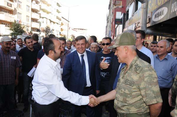 Hakkari'de Korgeneral Çetin'den esnaf ziyareti