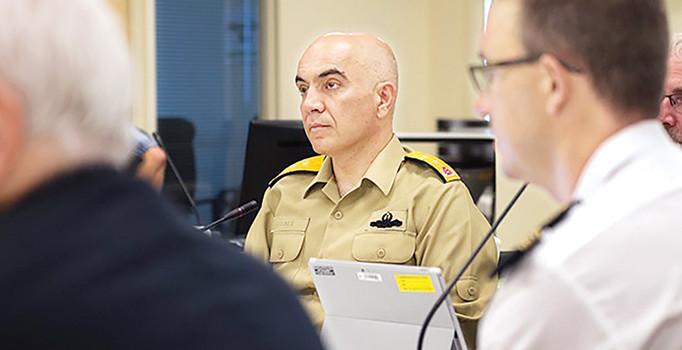 NATO darbeci amiralin resmini kaldırdı