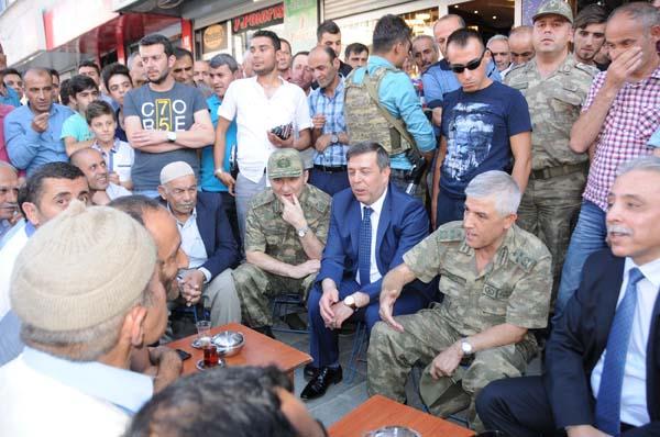 Hakkari'de Korgeneral Çetin'den esnaf ziyareti