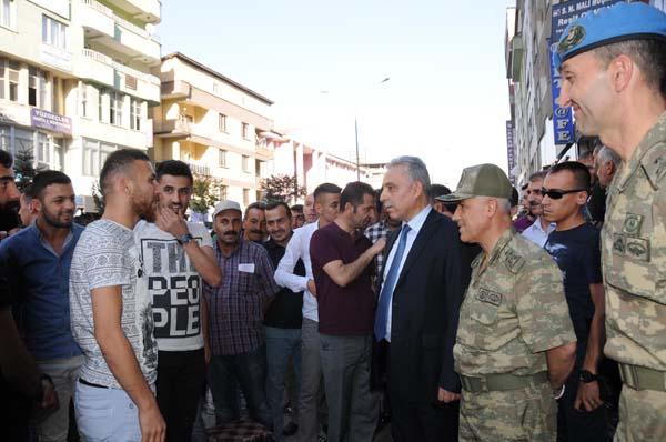 Hakkari'de Korgeneral Çetin'den esnaf ziyareti