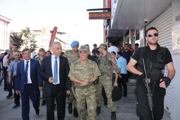 Hakkari'de Korgeneral Çetin'den esnaf ziyareti