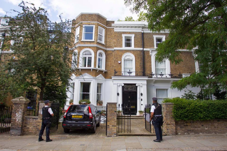 David Cameron lüks hayatın tadını çıkarıyor