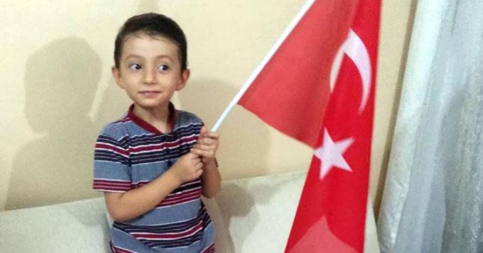 Oğluyla birlikte arkadaşlarıyla vedalaşırken şehit oldu