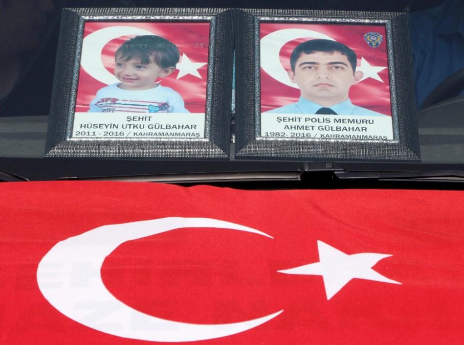Polis memuru Ahmet Gülbahar ve oğluna veda