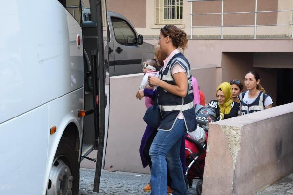 İzmir'de 12 adliye çalışanı tutuklandı