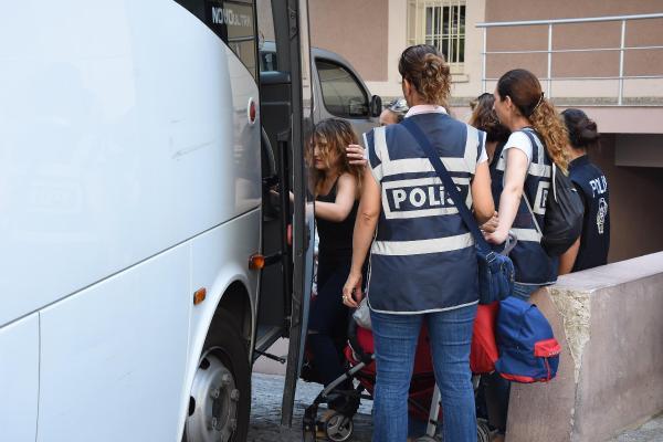 İzmir'de 12 adliye çalışanı tutuklandı