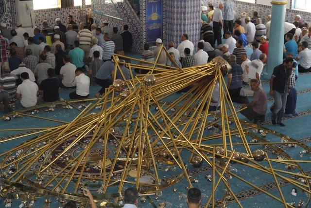 Kayseri'de cami avizesi cemaatin üzerine düştü