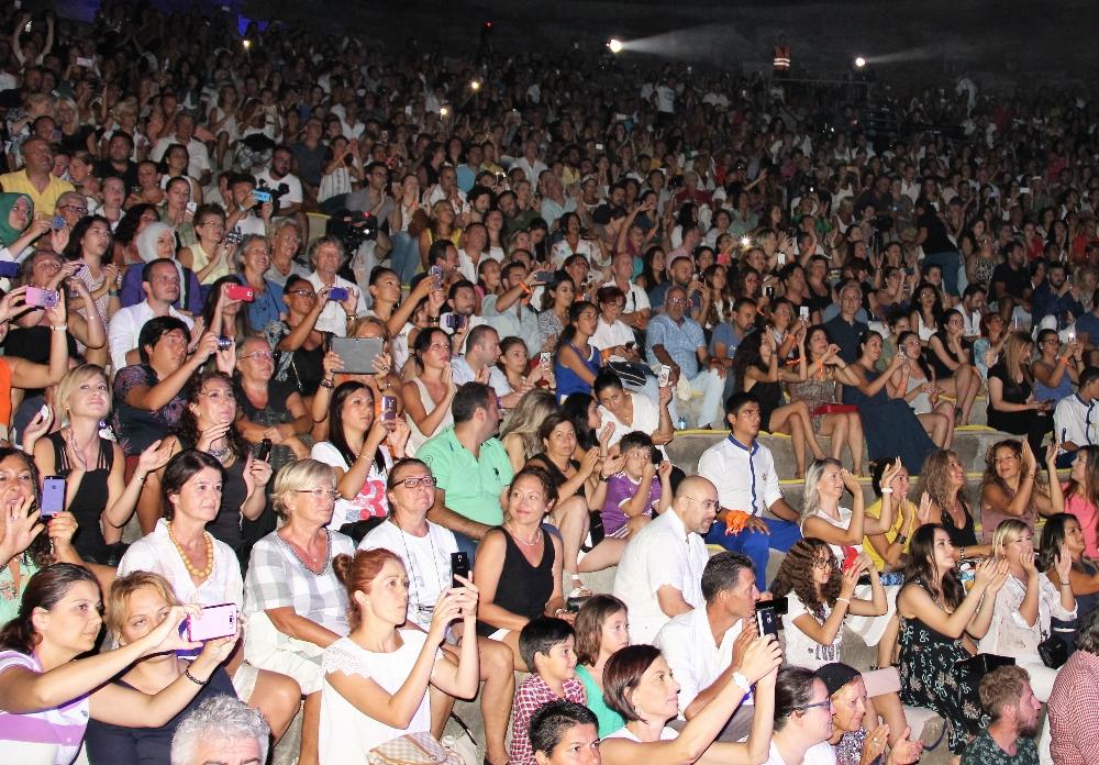 Bodrum'da Ajda Pekkan konseri izdiham yarattı