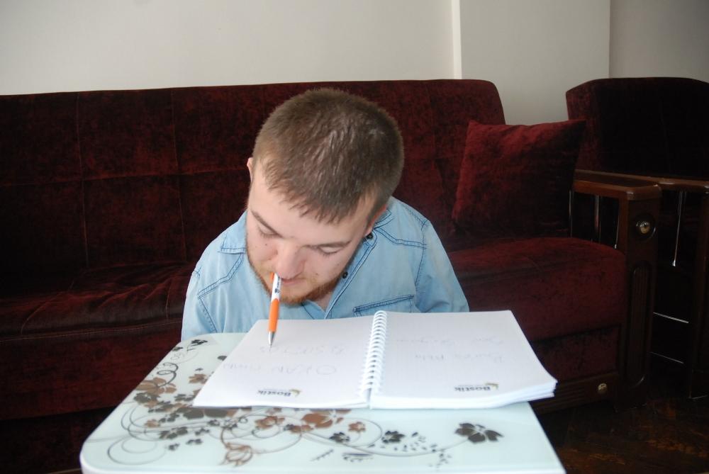 Yüzde 98 engeli olan Okan mühendislikten mezun oluyor