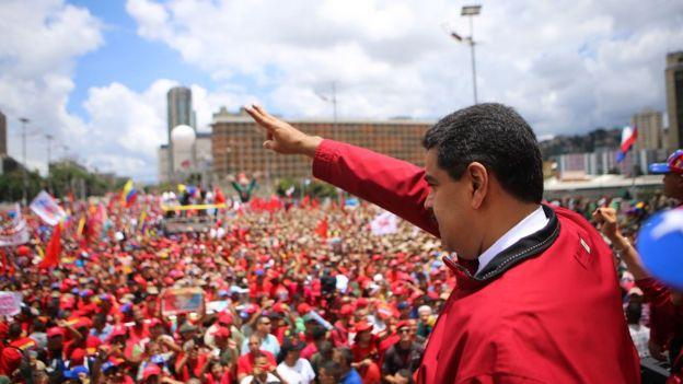 Venezuela'da halk sokaklara döküldü
