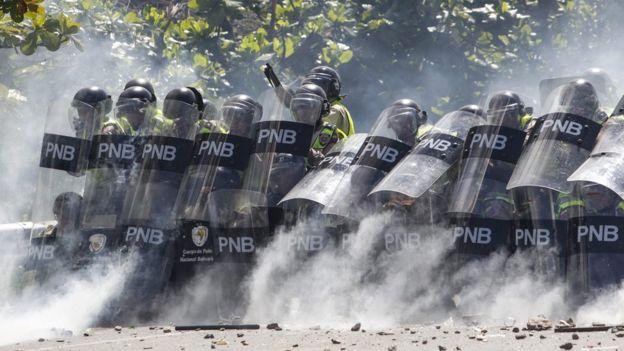 Venezuela'da halk sokaklara döküldü
