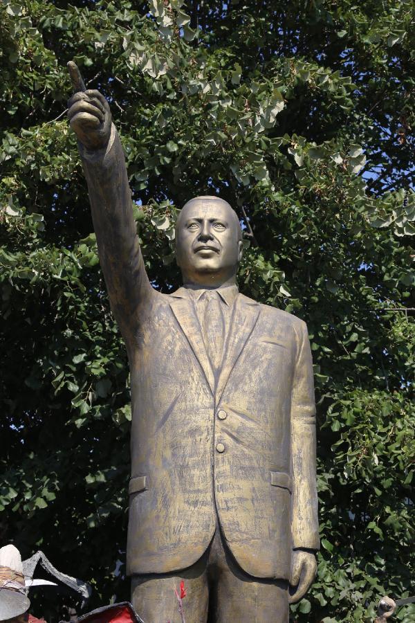 Cumhurbaşkanı Erdoğan'ın 4 metrelik heykelini yaptı