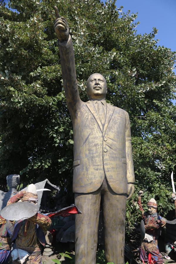 Cumhurbaşkanı Erdoğan'ın 4 metrelik heykelini yaptı