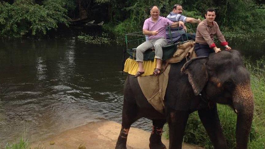 Himmet paralarıyla fil üzerinde safari yapan FETÖ'cüler