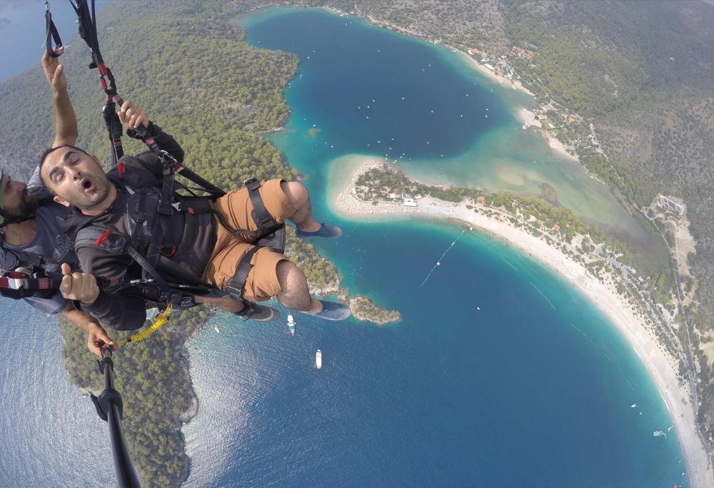 İlk defa paraşütle atlayan tatilcinin zor anları
