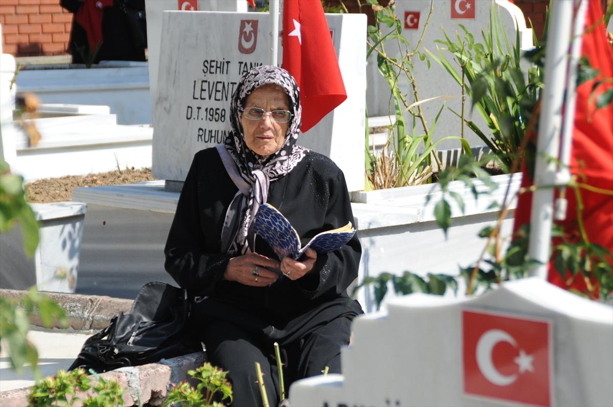 Şehitliğe oğlunun takım elbisesini götürdü