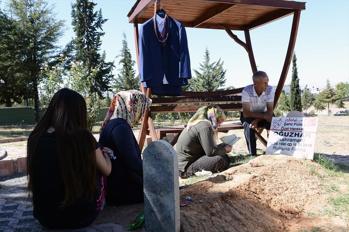 Şehitliğe oğlunun takım elbisesini götürdü