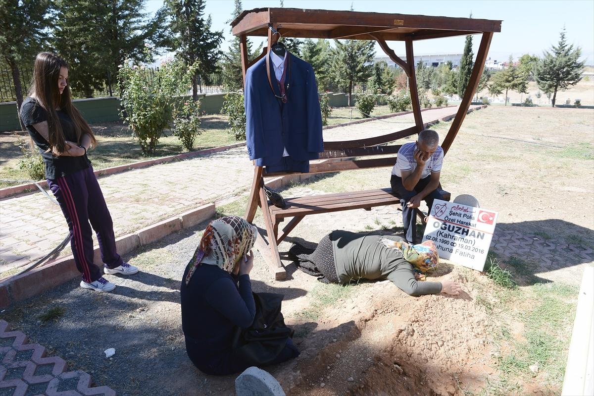 Şehitliğe oğlunun takım elbisesini götürdü