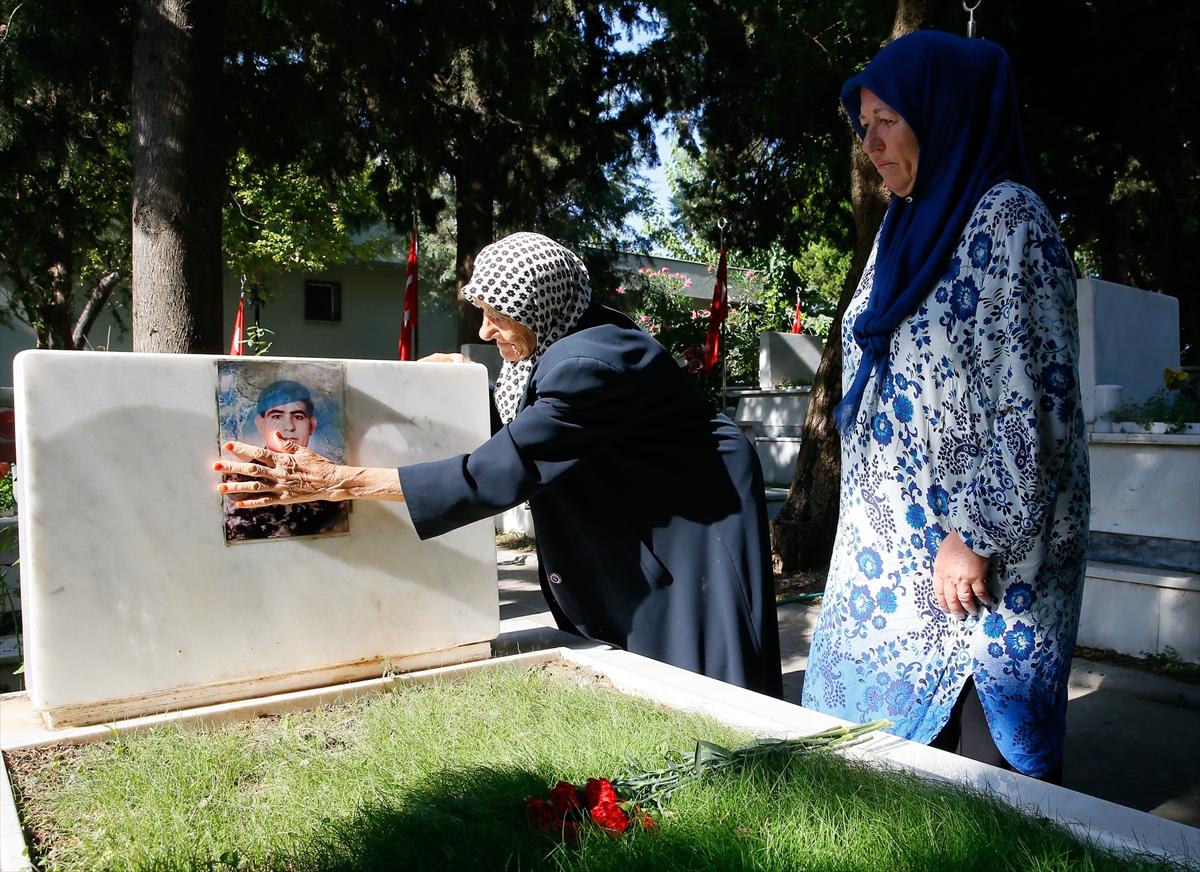 Şehitliğe oğlunun takım elbisesini götürdü