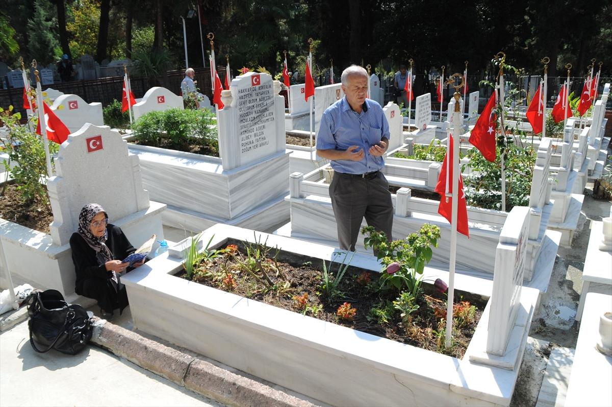Şehitliğe oğlunun takım elbisesini götürdü