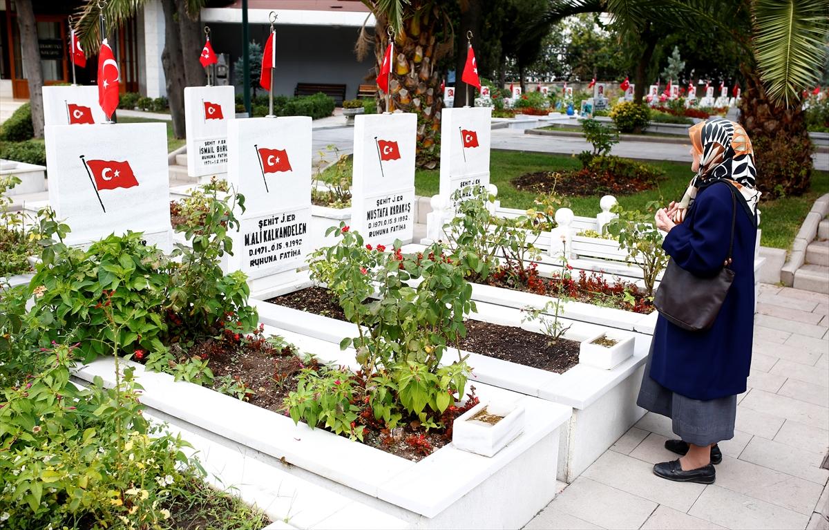 Şehitliğe oğlunun takım elbisesini götürdü