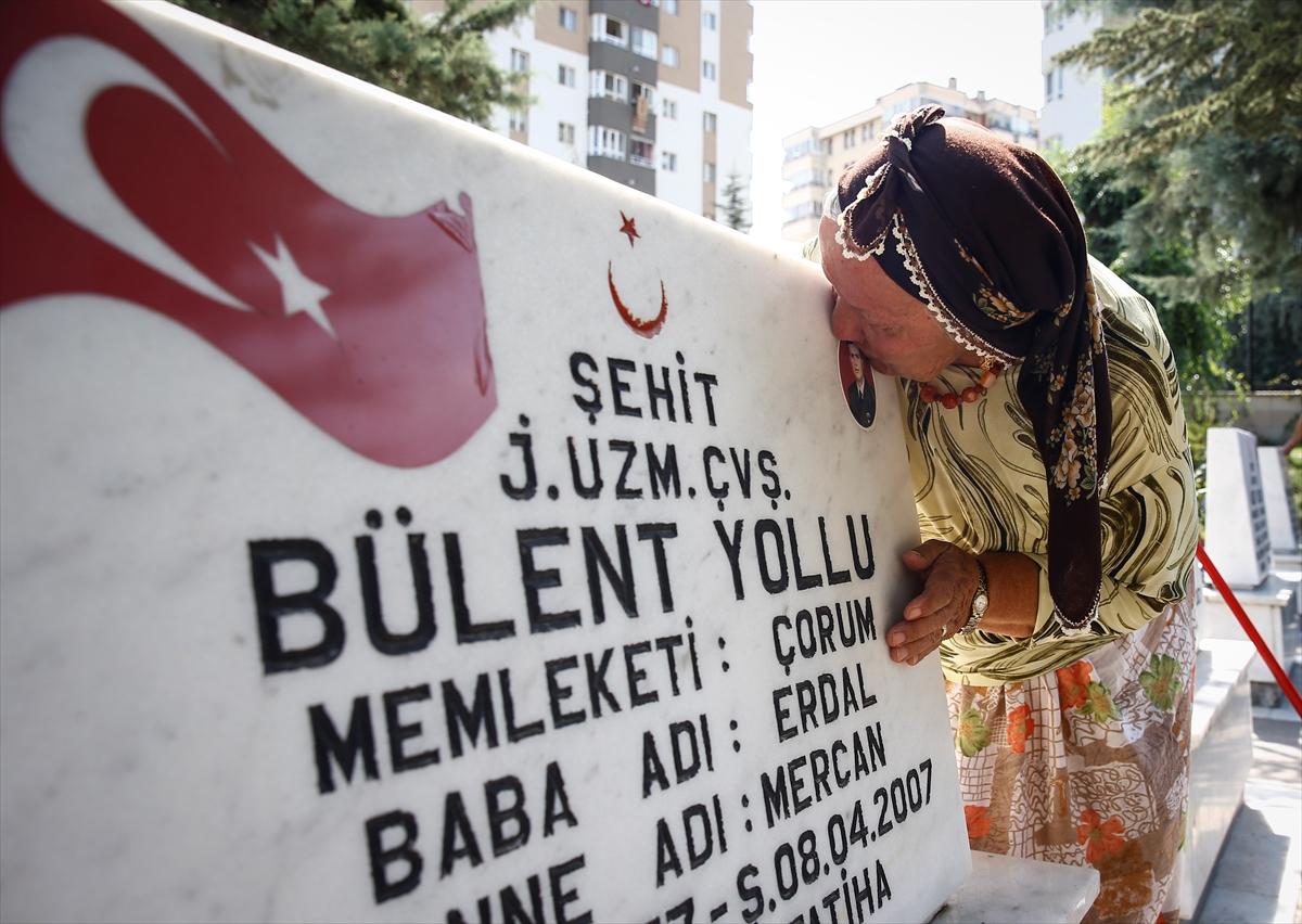 Şehitliğe oğlunun takım elbisesini götürdü