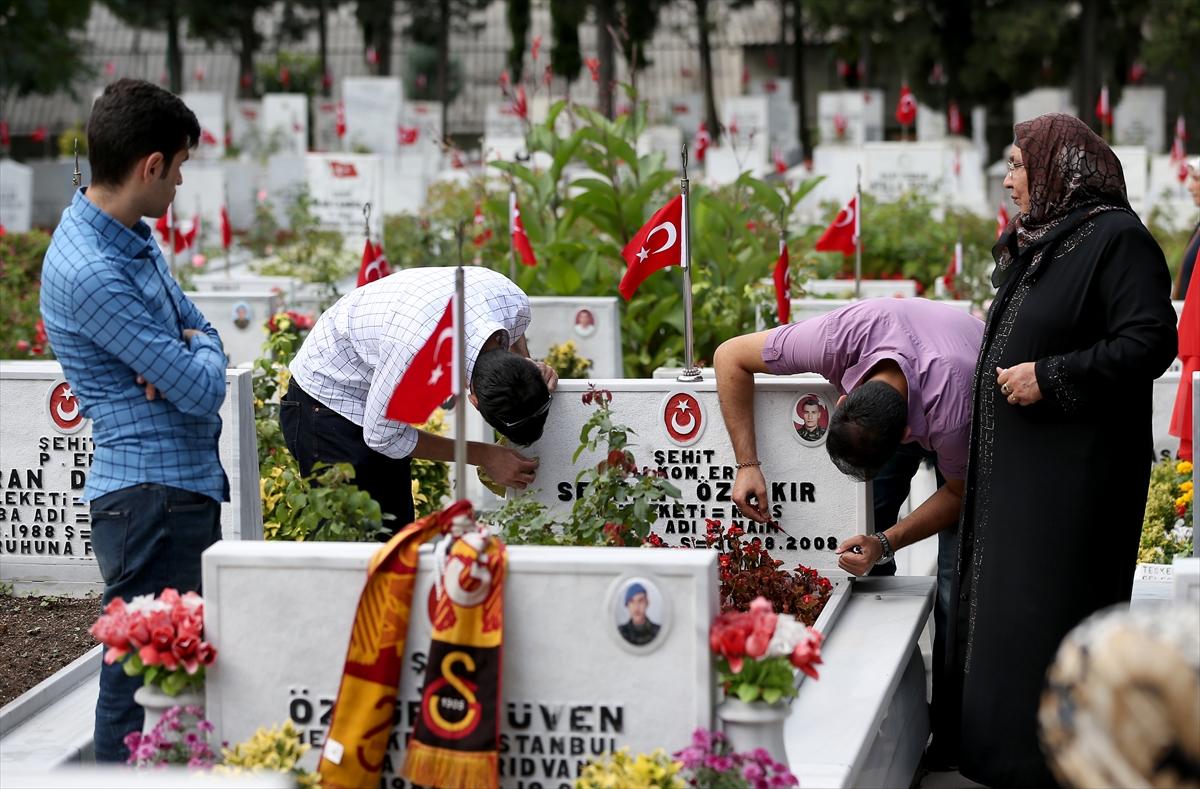 Şehitliğe oğlunun takım elbisesini götürdü