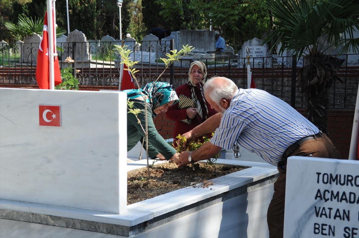 Şehitliğe oğlunun takım elbisesini götürdü