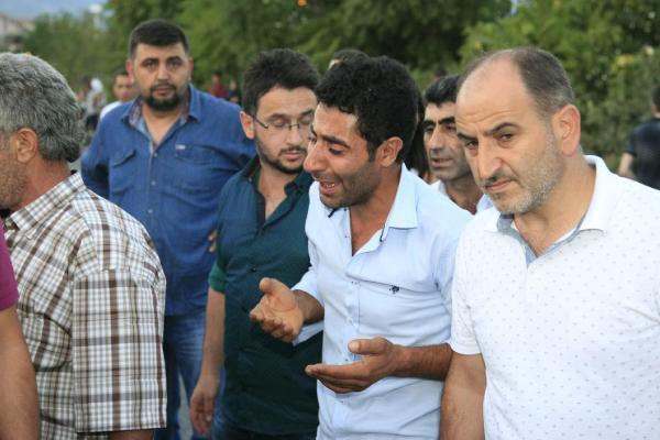 Annesinin elini bırakıp yola fırlayınca araba çarptı