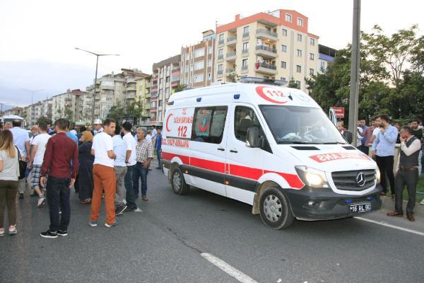 Annesinin elini bırakıp yola fırlayınca araba çarptı