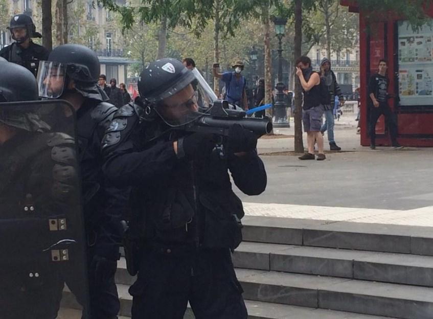 Fransa'da sokaklar savaş alanına döndü
